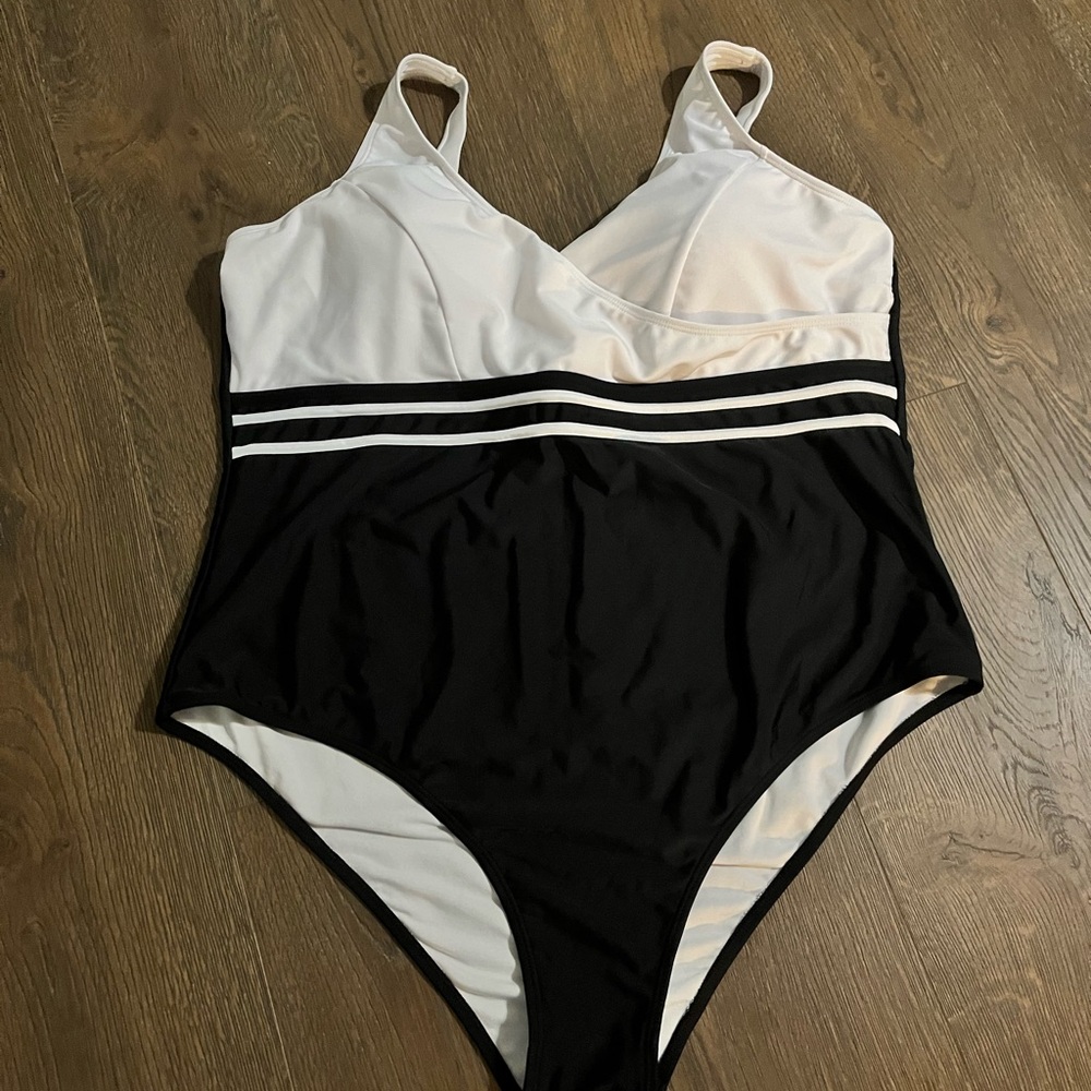 Women’s bathing suit from SHEIN tag says 4XL but fits like traditional 2x
